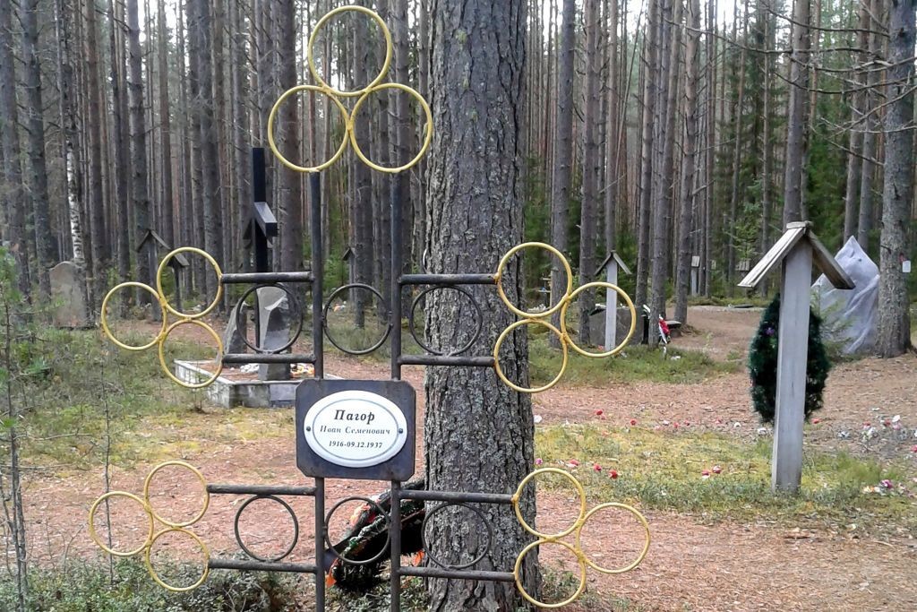 Far-right Russian group disrupts ceremony honoring victims of Stalinist purges, which included Ukrainians