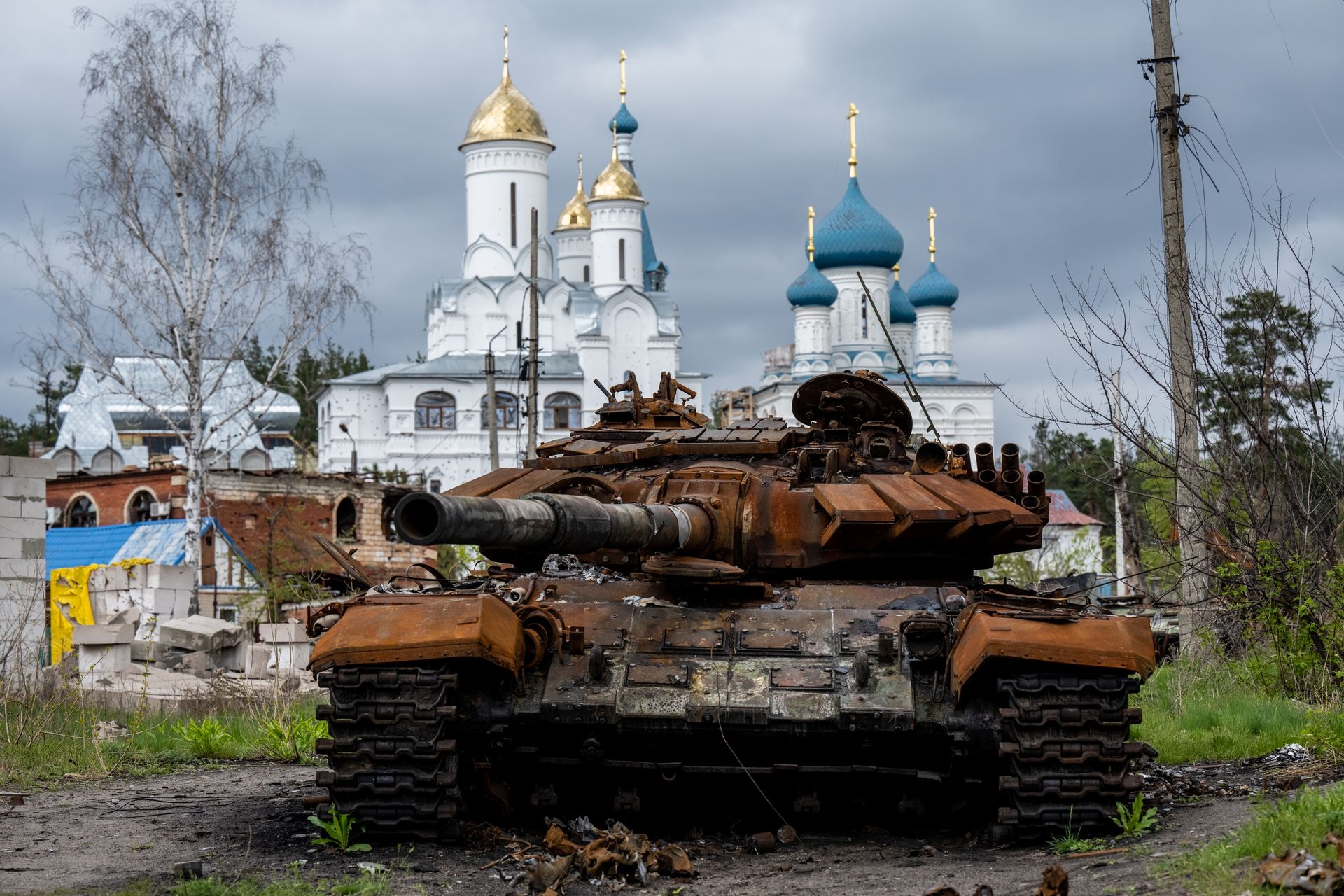 A destroyed Russian tank near an Orthodox church (Moscow Patriarchate), in Sviatohirsk, Donetsk Oblast, Ukraine, on April 22, 2023. (Scott Peterson / Getty Images)