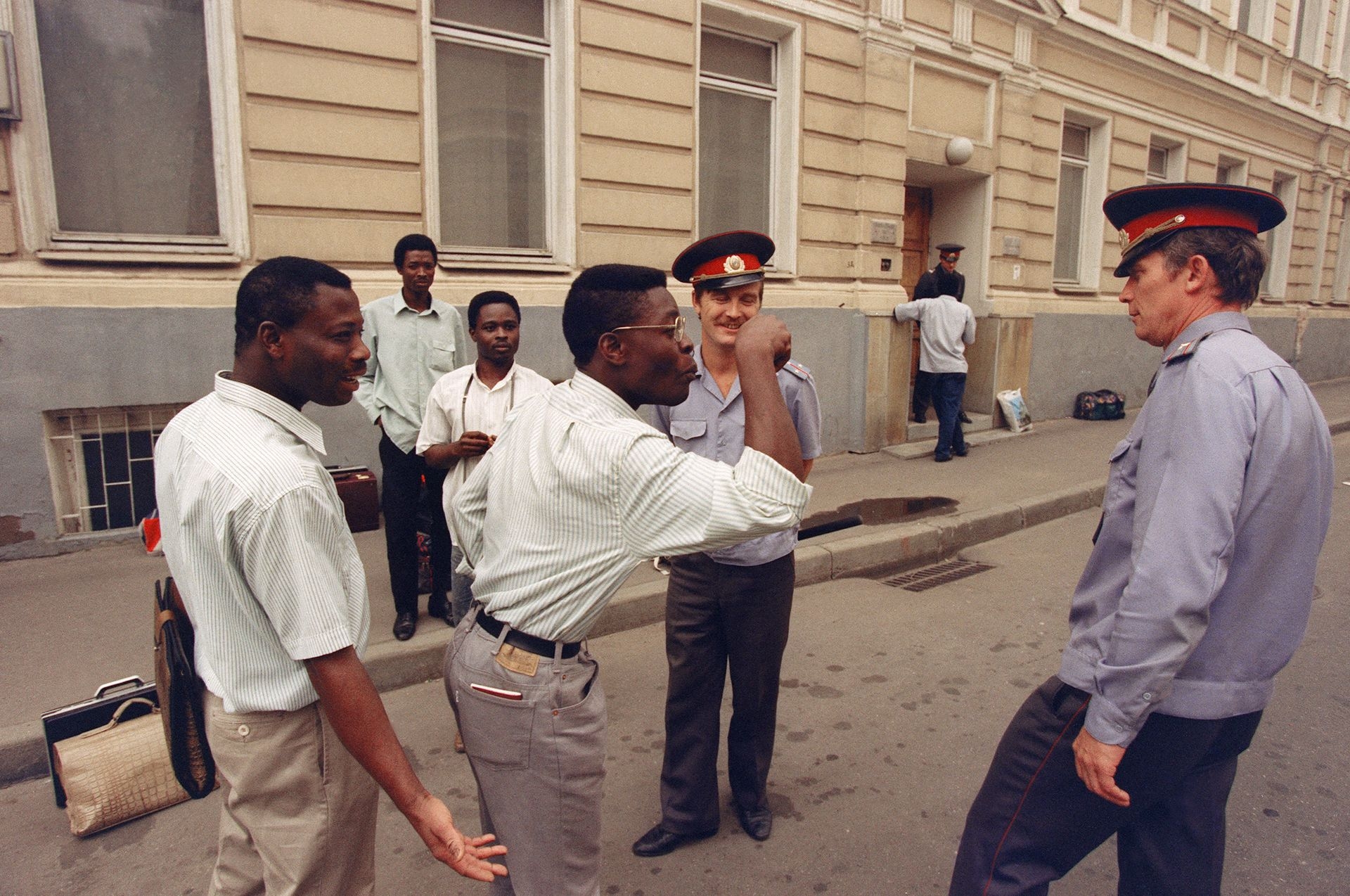 Students from Togo speak with Russian militiamen while protesting poor living conditions outside the Embassy of Togo in Moscow, Russia, on Aug. 3, 1992