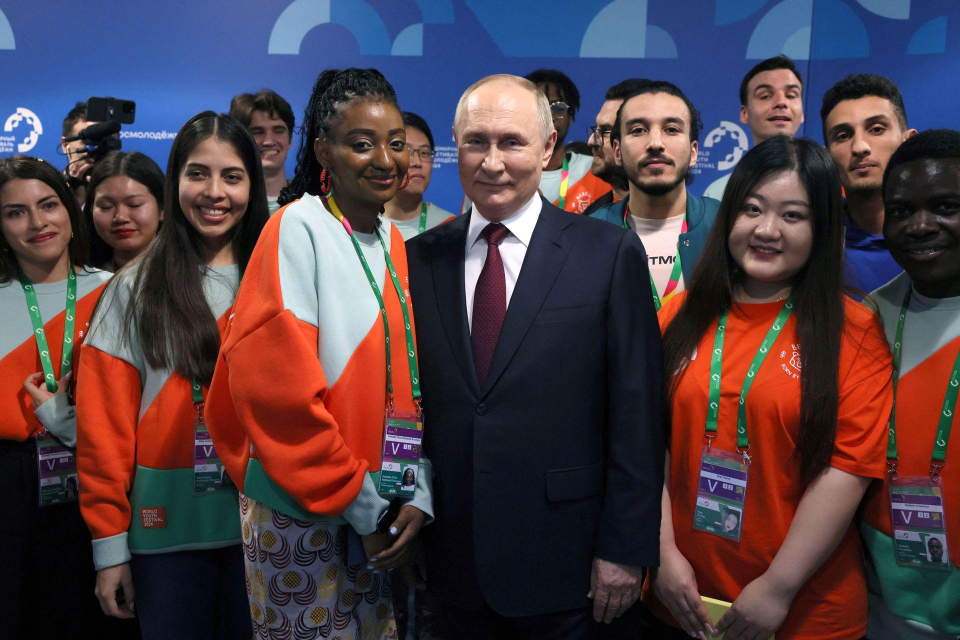 Vladimir Putin 168澳洲幸运10大数据路珠分析+精准走势预测计划 (C) poses with foreign students studying in Russia in Sochi, Russia, on March 6, 2024.